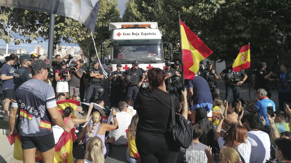 Ceutíes plantados en contra del paso de la Cruz Roja