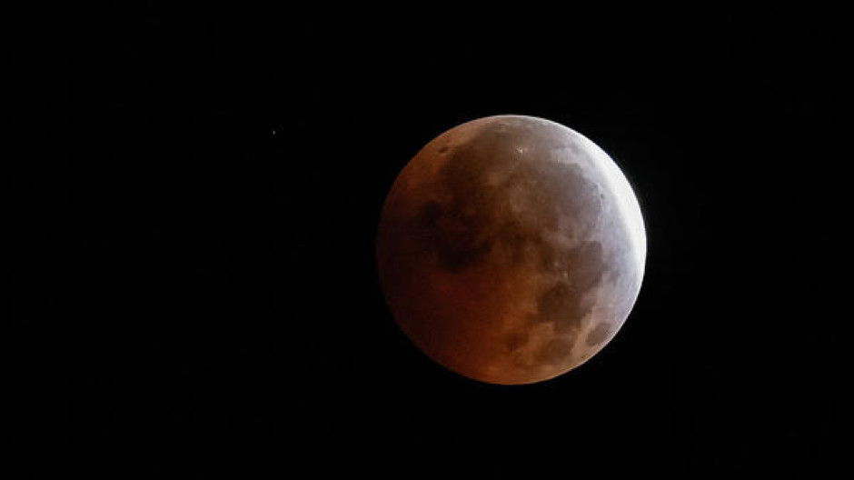 Así se ha visto el eclipse parcial de Luna en Barcelona