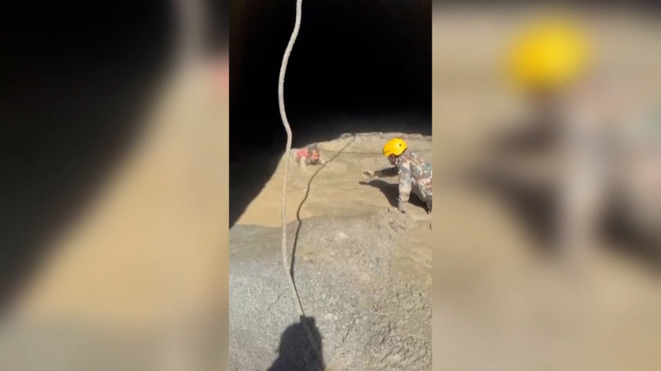 Las impresionantes imágenes del rescate de las fuerzas armadas nepalíes a los supervivientes