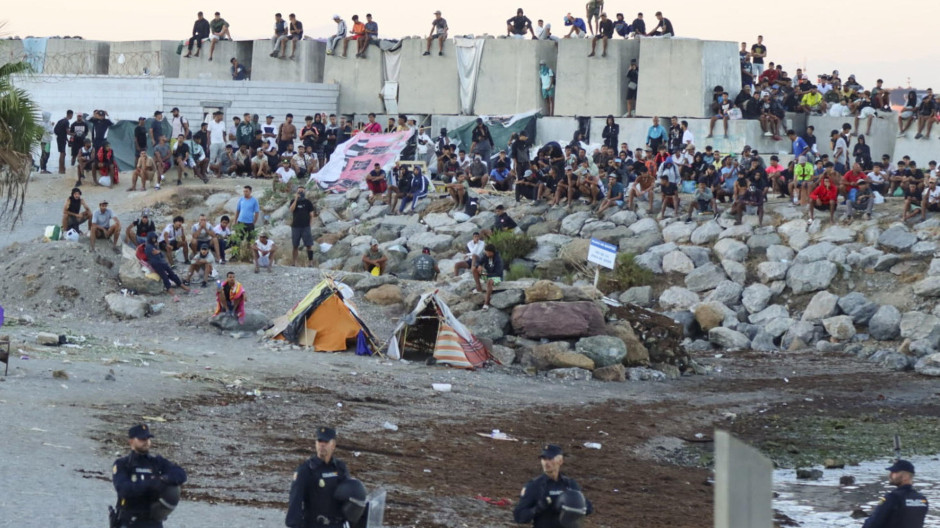 La Policía Nacional controla las inmediaciones de la playa del Trampolín en Ceuta