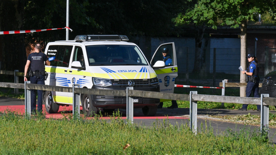 Agentes de Policía en el lugar donde ha ocurrido el tirote en Arau, al norte de Suiza