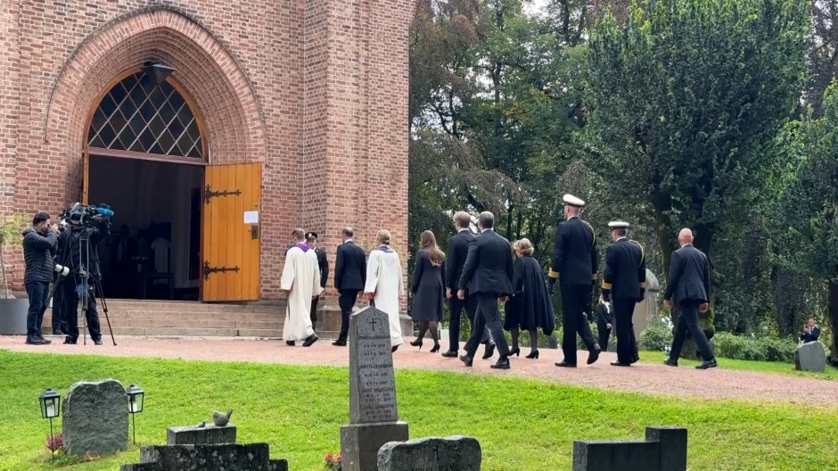 Noruega rinde un emotivo homenaje al rey Harald V en la iglesia de Asker