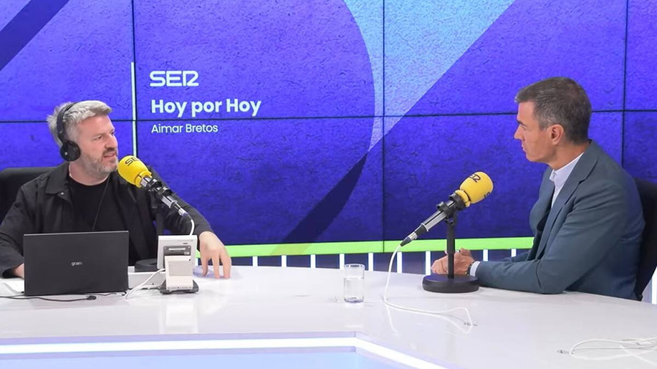 Pedro Sánchez junto a Aimar Bretos