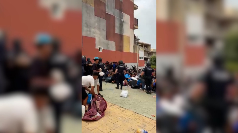 La policía controla un amago de avalancha para acceder a un centro de acogida de Ceuta