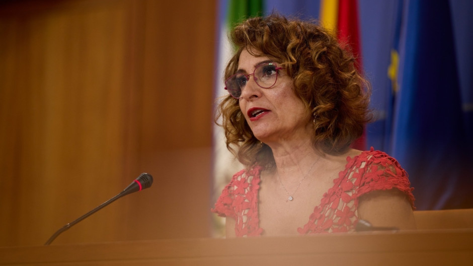 EuropaPress_7679289_secretaria_general_psoe_a_maria_jesus_montero_rueda_prensa_parlamento