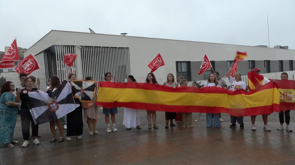 Manifestación contra un asentamiento de migrantes frente a una escuela de Ceuta