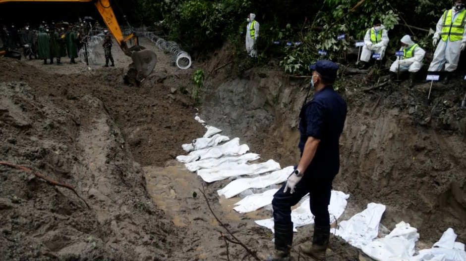 Sobrecogedor entierro colectivo de las víctimas de la riada de Nepal