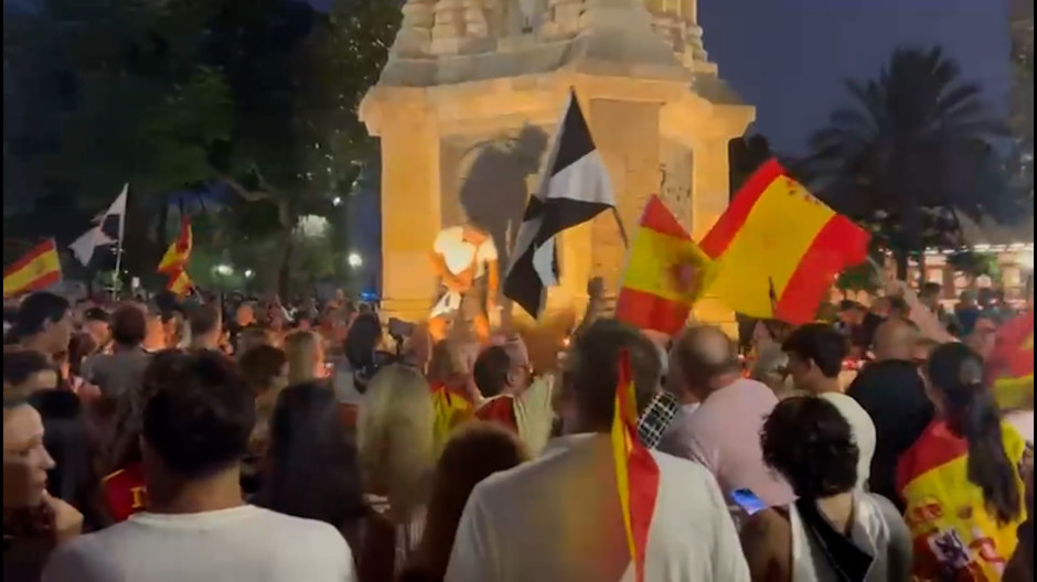Decenas de ceutíes se concentran con velas en la Plaza de África contra la gestión del Gobierno