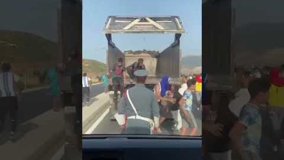 El vídeo que prueba cómo la policía marroquí permitió la entrada de cientos de inmigrantes