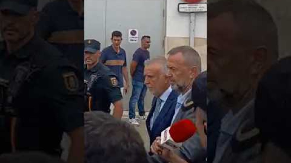 Ángel Víctor Torres, recibido con gritos de «traidor» en Ceuta