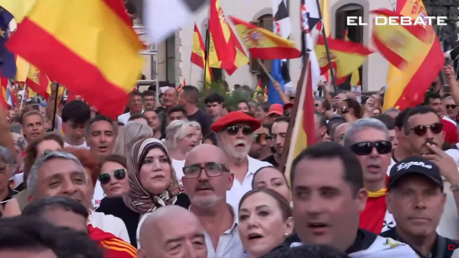 Miles de personas cantan el himno de Ceuta en la marcha contra la invasión y el abandono de Sánchez