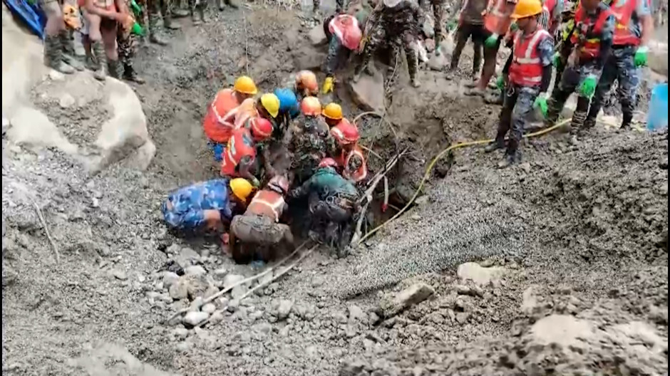 Rescatan con vida a dos trabajadores de un túnel diez días después de la riada en Nepal
