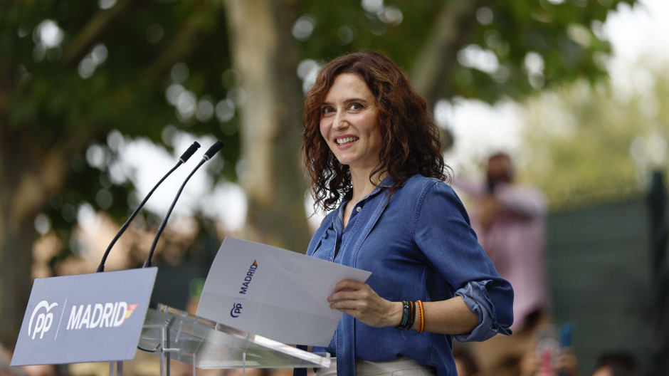 Ayuso comienza el curso con ironía: «Sánchez está obsesionado conmigo. Si yo fuera Begoña, me mosquearía»