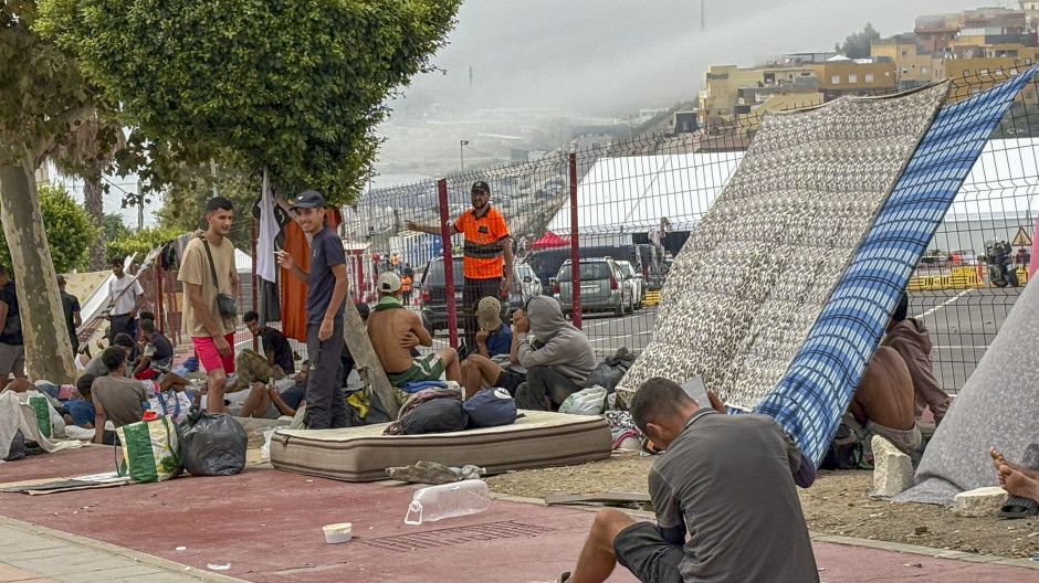 Miles de inmigrantes continúan instalados en las calles de Ceuta sin que se vea una solución cercana