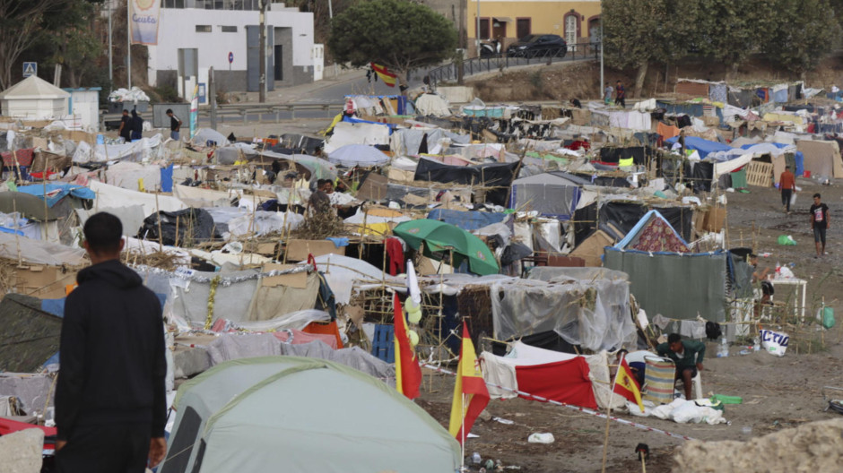 Vista de las tiendas de campaña y construcciones improvisadas por los migrantes asentados en la playa del Trampolín