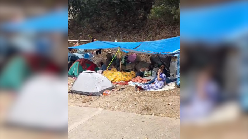 Así se encuentra el exterior del CETI de Ceuta: decenas de inmigrantes esperar a poder entrar
