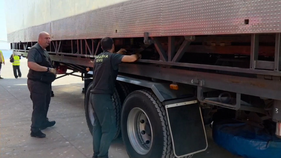 Fotograma de la Guardia Civil revisando los bajos de un camión de feria