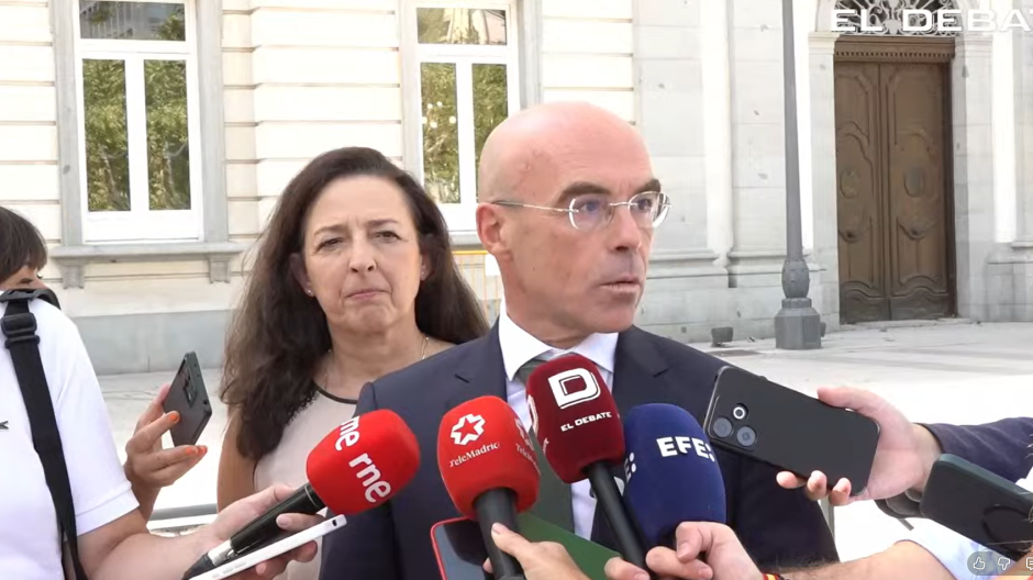 Jorge Buxadé y Marta Castro a las puertas del Supremo, tras la vista oral sobre los efectos de la ley de nietos