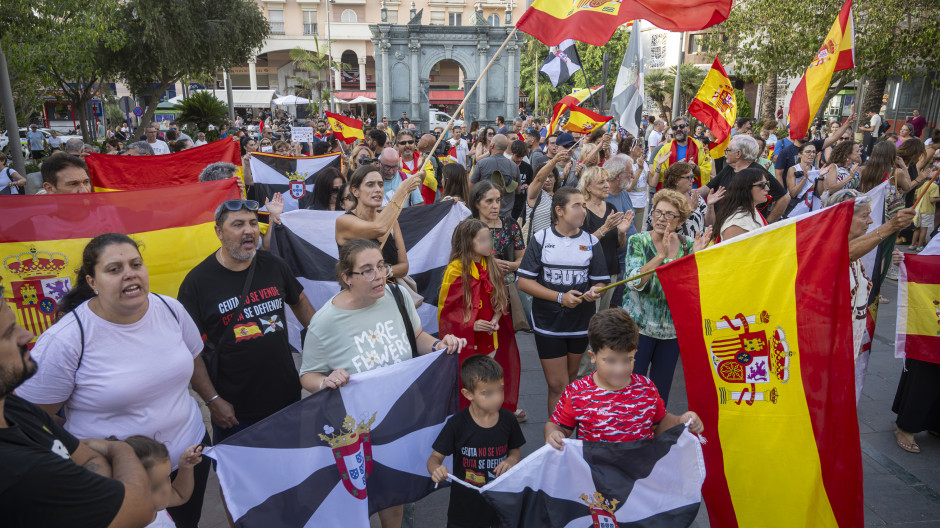 Decenas de personas se manifiestan ante la situación migratoria en Ceuta
