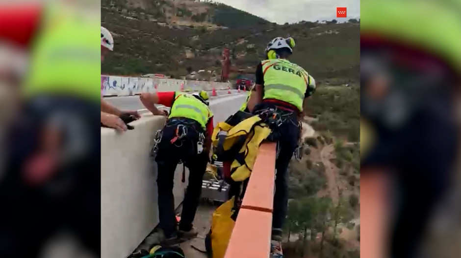 Los Bomberos de la Comunidad de Madrid rescatan a tres operarios atrapados a gran altura en el Cofio