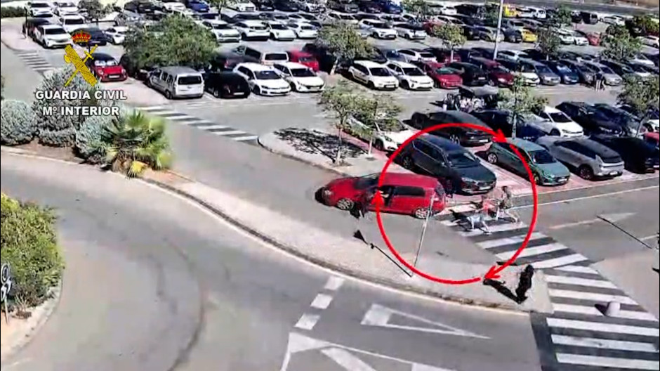 El impresionante vídeo de un robo en Mallorca que acaba con una dependienta arrastrada por un coche