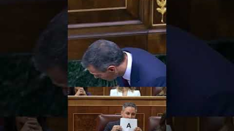 Abascal muestra a Sánchez un cartel con la palabra «TRAIDOR»