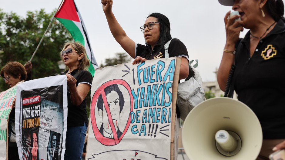 Personas participan en una manifestación en contra de la visita del secretario de Estado de Estados Unidos, Marco Rubio