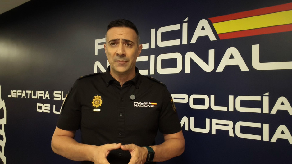 Roba una furgoneta, huye a toda velocidad y termina empotrado contra un local en Murcia
