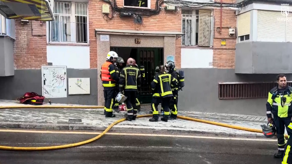 Bomberos frente al número 19 de la calle Francisco Requena