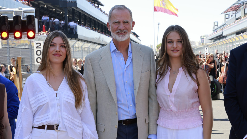 El Rey Felipe VI, la Princesa Leonor y la Infanta Sofía con la bandera de España de Madring