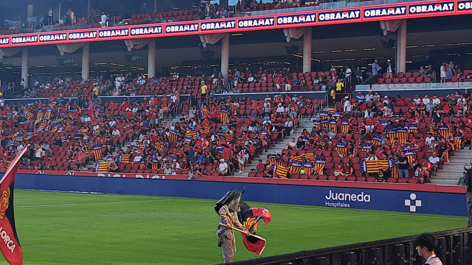 El estadio de Son Moix se llena de banderas de Mallorca por la Diada