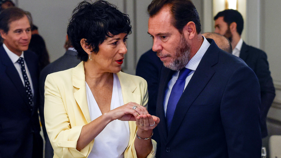 La ministra de Inclusión, Seguridad Social y Migraciones y portavoz del Gobierno, Elma Saiz Delgado con el ministro de Transportes y Movilidad Sostenible, Óscar Puente