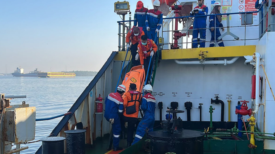 Fotografía de los integrantes de equipos de rescate trasladando un cuerpo sin vida este lunes, en el Mar de Java (Indonesia)