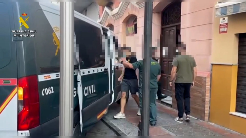 La Guardia Civil intercepta en Ceuta una 'casa patera' con 24 inmigrantes en su interior