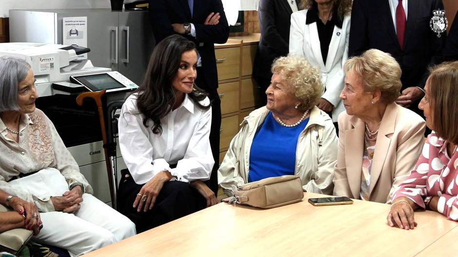 El emotivo reencuentro de la Reina con sus profesoras: «No puedo ni hablar»