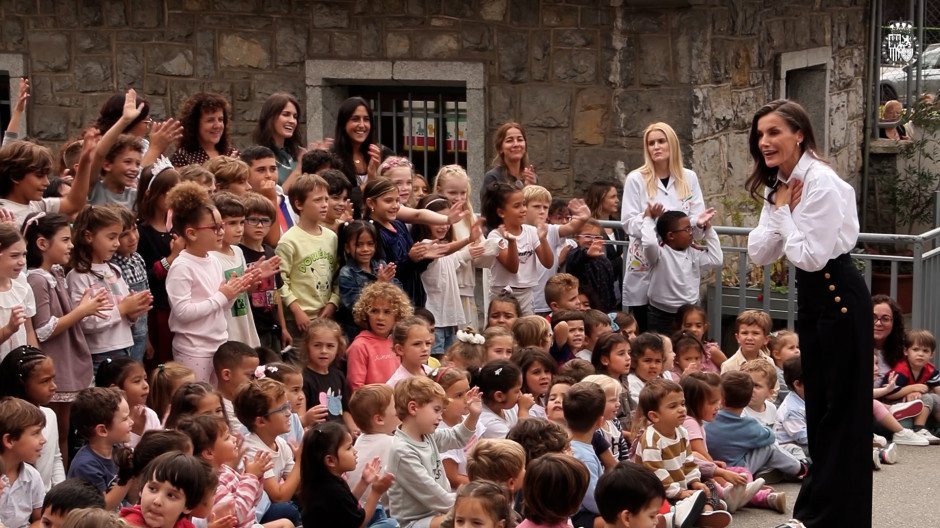 Los alumnos del colegio donde estudió cantan feliz cumpleaños a la Reina