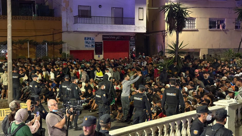 La Guardia Civil organiza a los migrantes para su traslado al Puerto de Ceuta, a 18 de septiembre de 2026, en Ceuta (España). Las Fuerzas y Cuerpos de Seguridad del Estado (FCSE) han comenzado a realizar el traslado de los inmigrantes que se encuentran en las playas de el Trampolín y Benítez a las instalaciones del Puerto que se han realizado durante los últimos días.

Gabriela Sardá Núñez / Europa Press
18/9/2026
