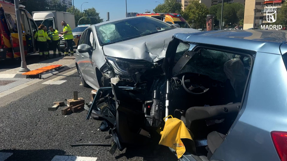 Un grave accidente en la avenida de la Ilustración de Madrid deja a una mujer en estado crítico