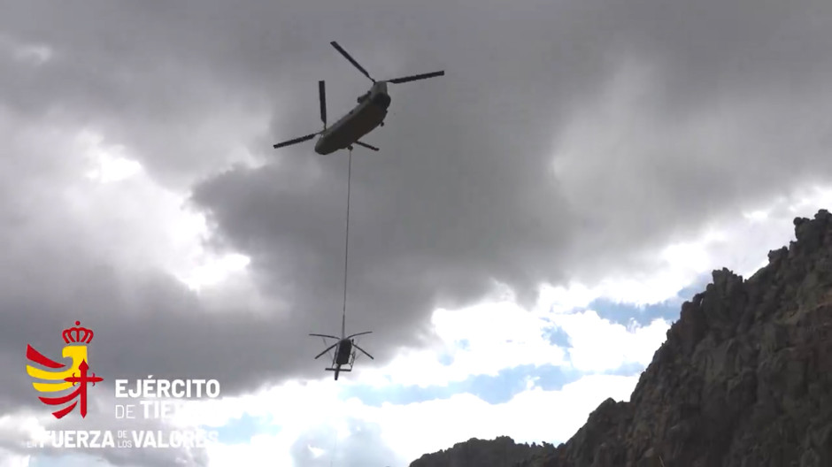 El delicado rescate de un Chinook del Ejército de Tierra a un helicóptero de la Guardia Civil