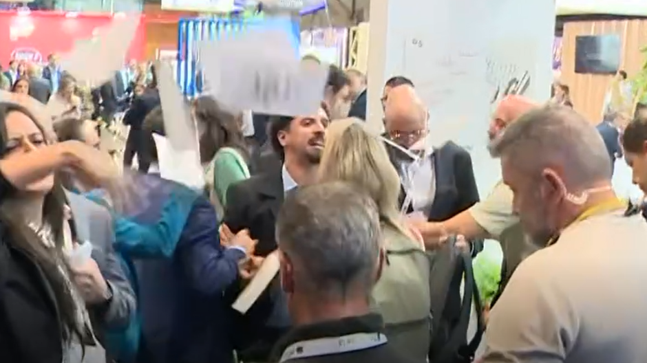 Personas atacando a Ayuso durante la feria inmobiliaria