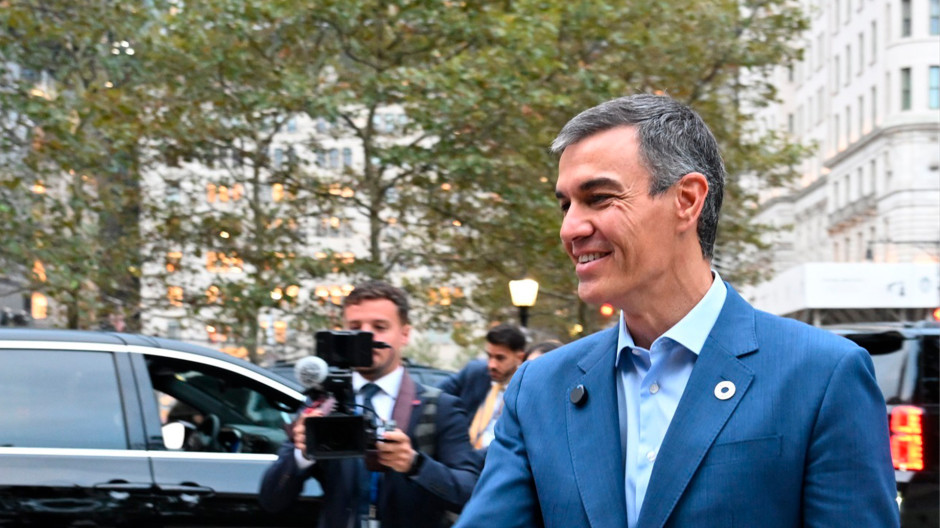 Pedro Sánchez asiste al acto de homenaje de Gloria Steinem en Nueva York, en directo