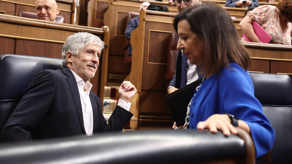 El ministro del Interior, Fernando Grande-Marlaska, y la ministra de Defensa, Margarita Robles, en el Congreso de los Diputados