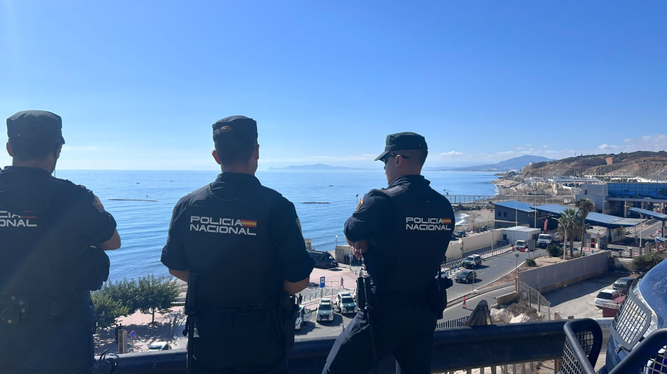 La frontera de El Tarajal, en aparente calma, pero el espigón instalado por el Gobierno sigue roto