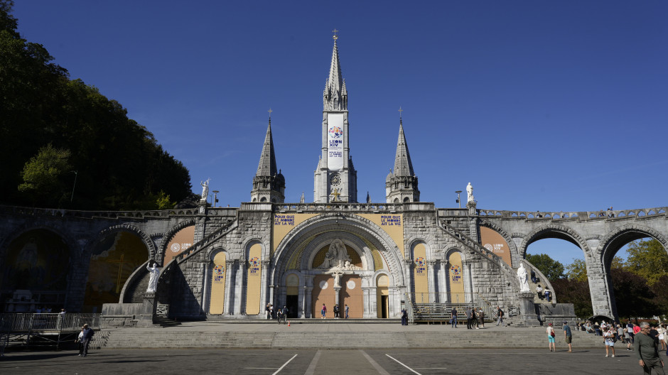 Lourdes, situada en el suroeste de Francia, se llena estos días de banderas de la Ciudad del Vaticano y de carteles del papa León XIV