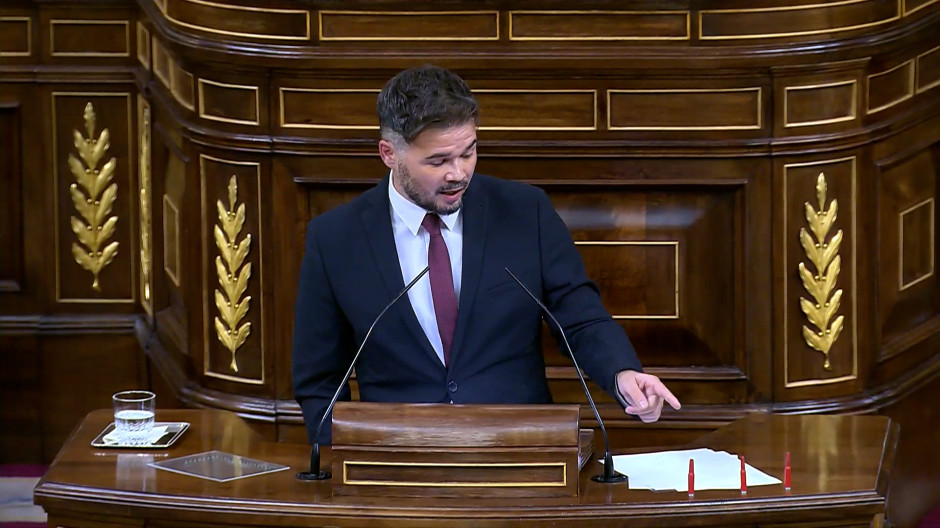 Gabriel Rufián muestra unos casquillos de bala // Imagen de Archivo