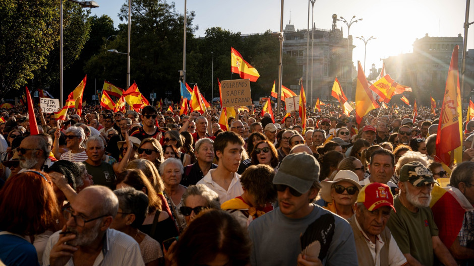 Cientos de personas durante una concentración en solidaridad con Ceuta en Madrid
