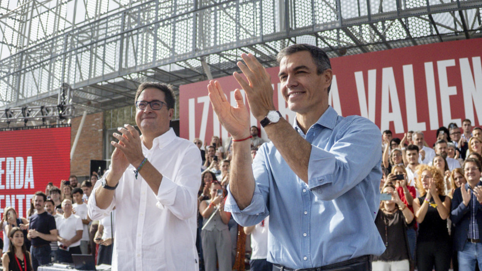 Pedro Sánchez junto a Óscar López