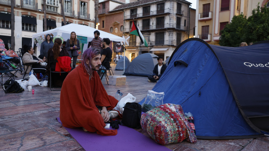 Un millar de personas continúa acampada este martes en Málaga por la crisis de la vivienda y para reclamar un decreto contra los desahucios,