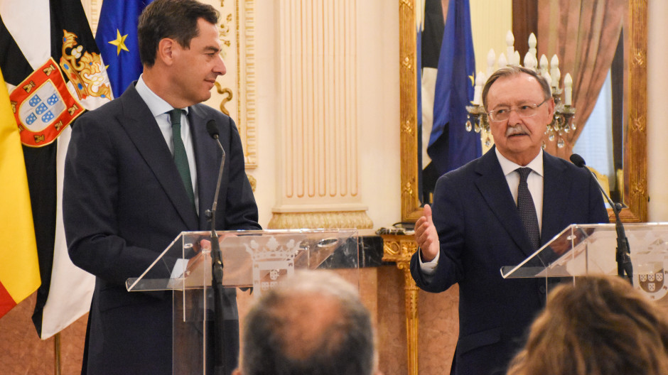 El presidente de la Junta de Andalucía, Juanma Moreno (i) y el presidente de Ceuta, Juan Jesús Vivas (d)