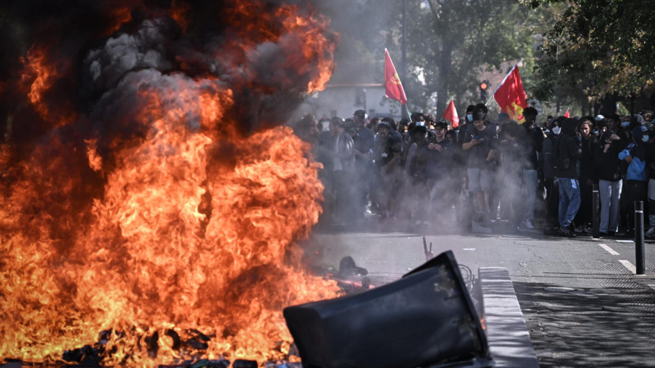 Estudiantes de secundaria protestan contra las condiciones educativas en Saint-Denis, al norte de París, Francia,